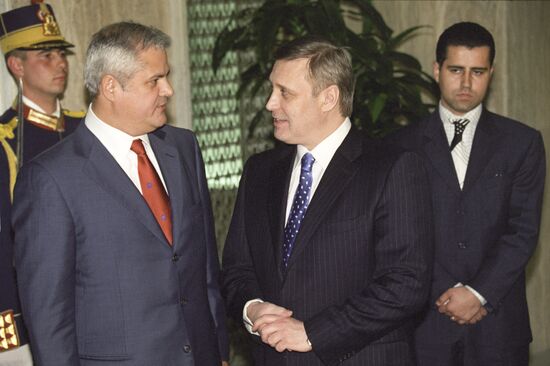 Russian Prime Minister Mikhail Kasyanov visits Romania