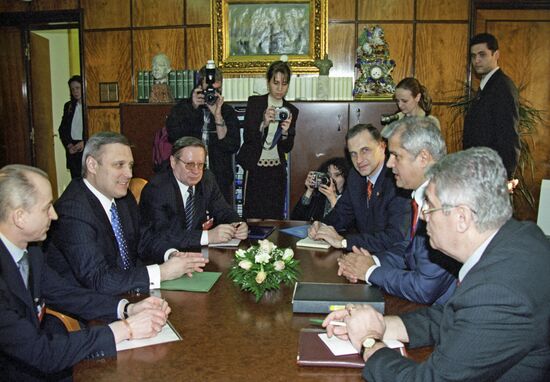 Russian Prime Minister Mikhail Kasyanov visits Romania