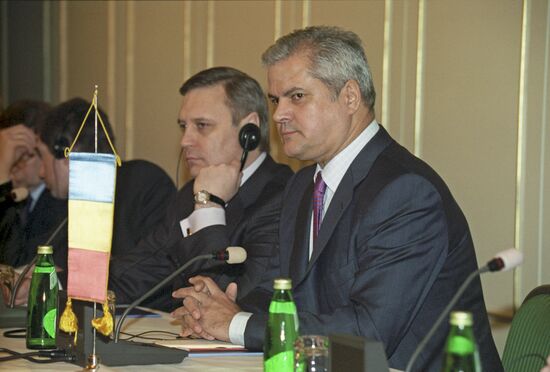 Russian Prime Minister Mikhail Kasyanov visits Romania