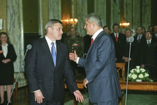 Russian Prime Minister Mikhail Kasyanov visits Romania