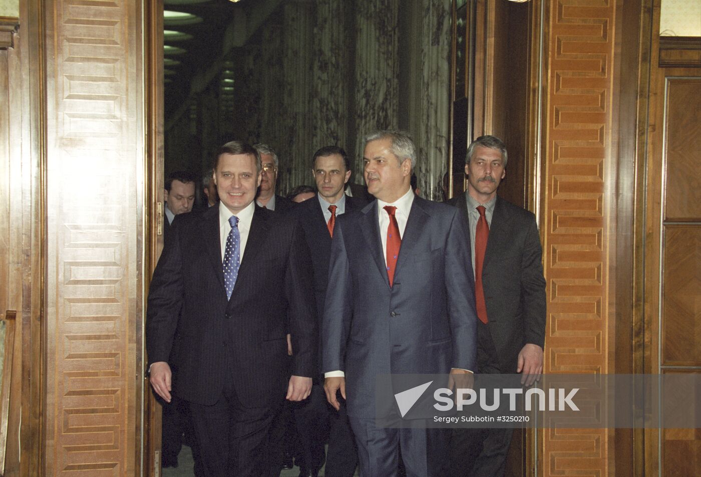 Russian Prime Minister Mikhail Kasyanov visits Romania