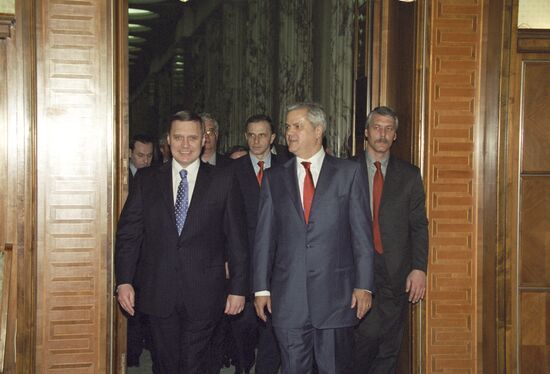 Russian Prime Minister Mikhail Kasyanov visits Romania