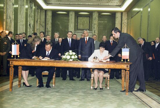 Russian Prime Minister Mikhail Kasyanov visits Romania