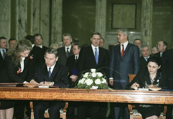 Russian Prime Minister Mikhail Kasyanov visits Romania