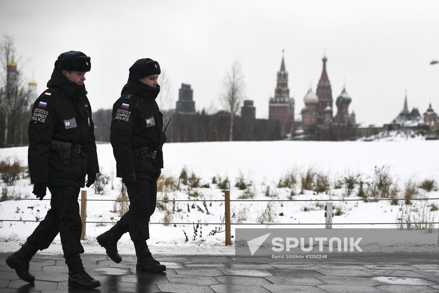 Tourist police units patrol central Moscow