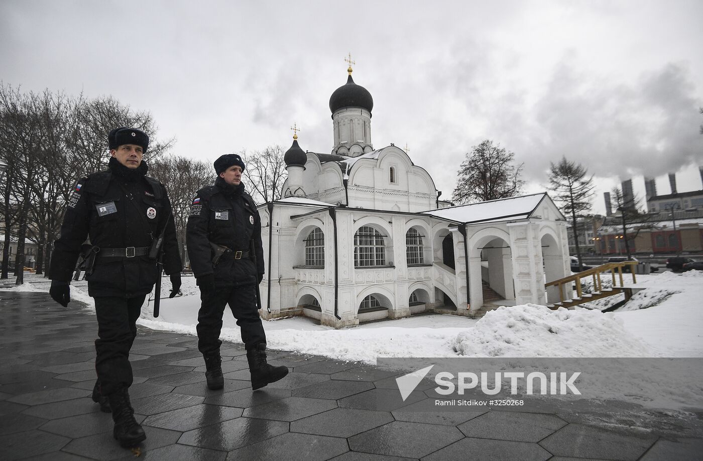 Tourist police units patrol central Moscow