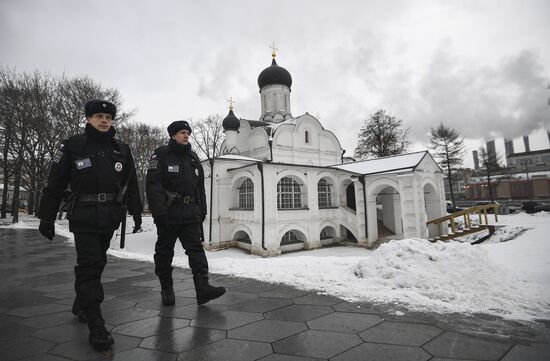 Tourist police units patrol central Moscow