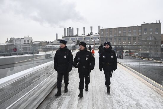 Tourist police units patrol central Moscow