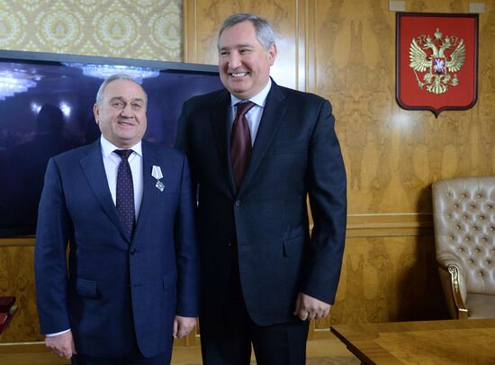 Deputy Prime Minister Dmitry Rogozin presents awards to Saturn aircraft engine manufacturer employees
