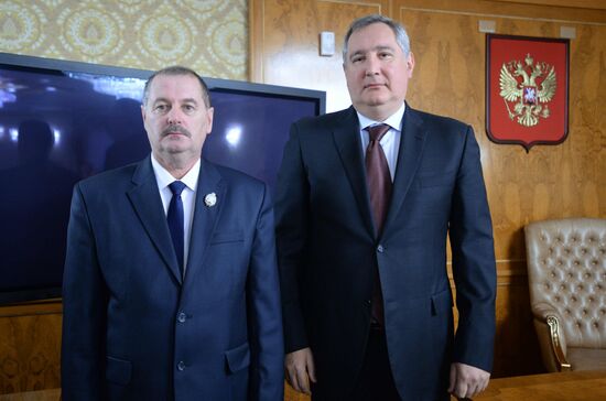 Deputy Prime Minister Dmitry Rogozin presents awards to Saturn aircraft engine manufacturer employees