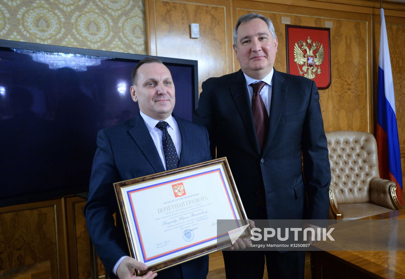 Deputy Prime Minister Dmitry Rogozin presents awards to UEC Saturn employees