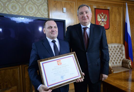 Deputy Prime Minister Dmitry Rogozin presents awards to UEC Saturn employees