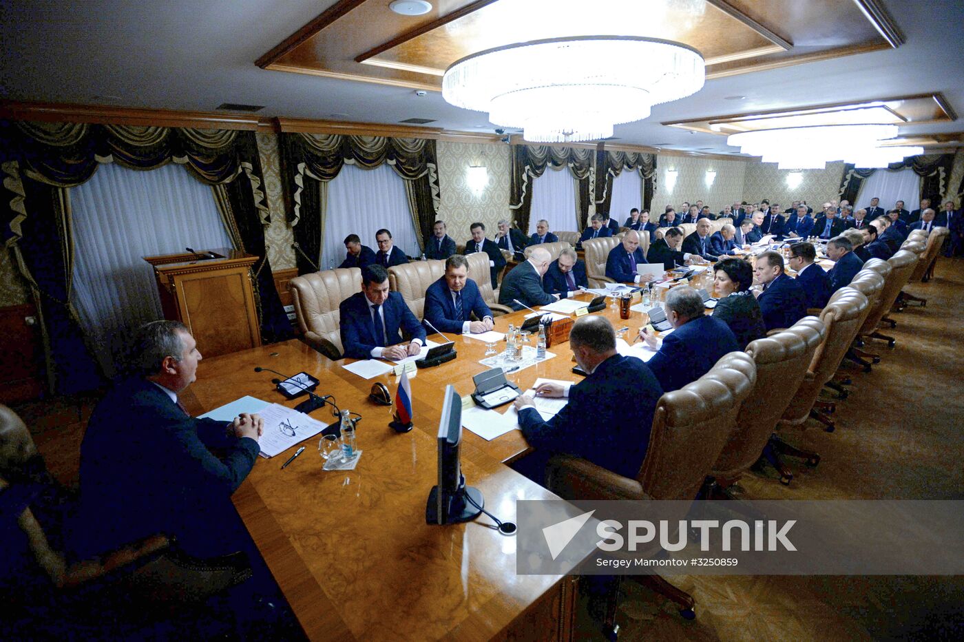 Deputy Prime Minister Dmitry Rogozin presents awards to UEC Saturn employees