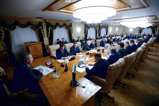 Deputy Prime Minister Dmitry Rogozin presents awards to UEC Saturn employees