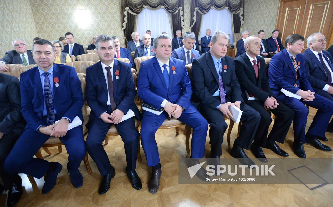 Deputy Prime Minister Dmitry Rogozin presents awards to UEC Saturn employees