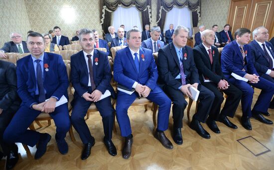 Deputy Prime Minister Dmitry Rogozin presents awards to UEC Saturn employees