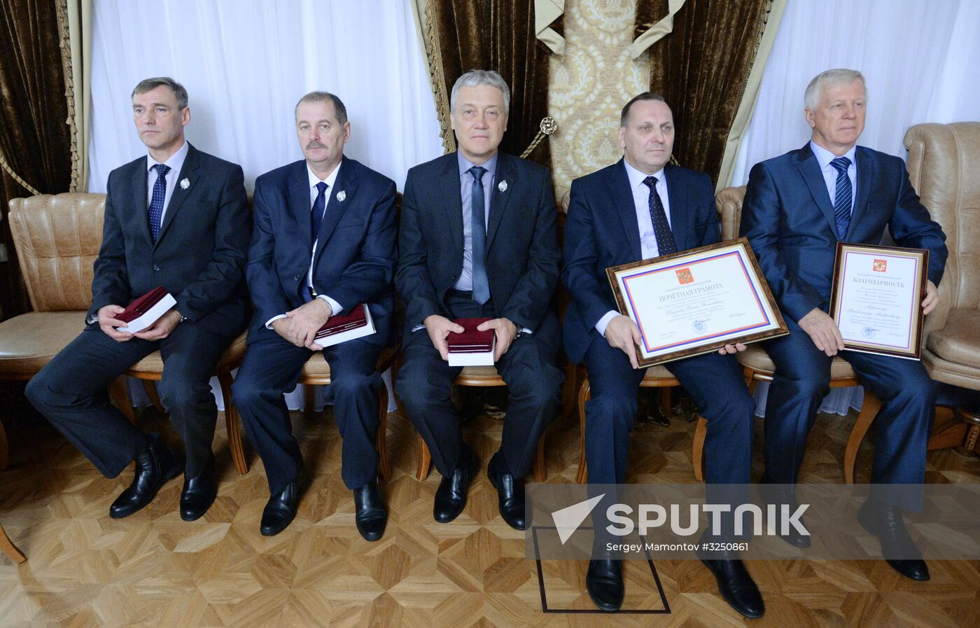 Deputy Prime Minister Dmitry Rogozin presents awards to UEC Saturn employees