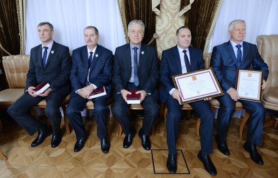 Deputy Prime Minister Dmitry Rogozin presents awards to UEC Saturn employees