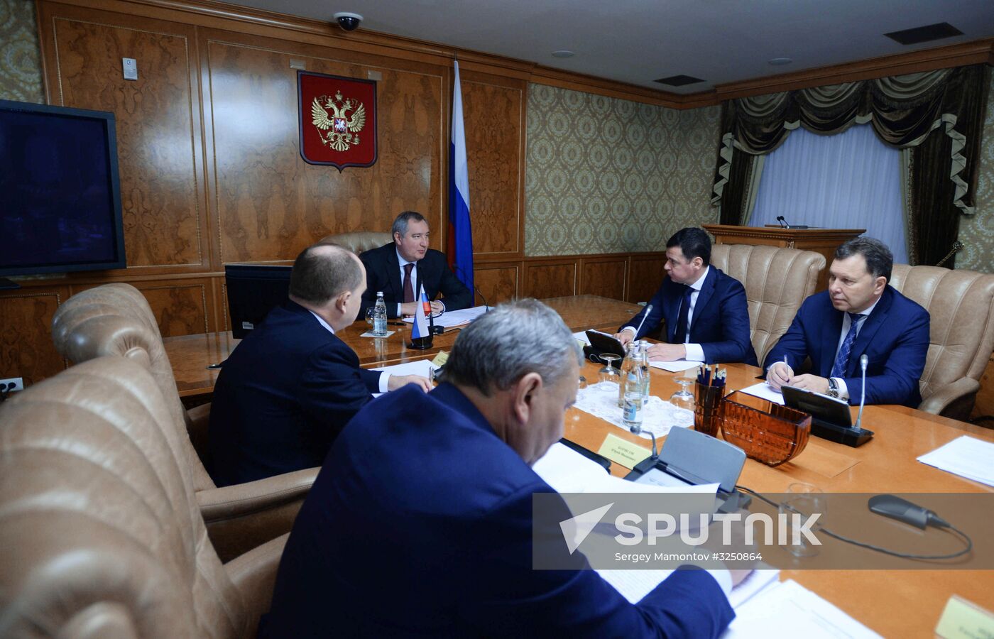 Deputy Prime Minister Dmitry Rogozin presents awards to UEC Saturn employees