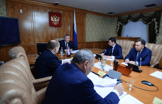 Deputy Prime Minister Dmitry Rogozin presents awards to UEC Saturn employees