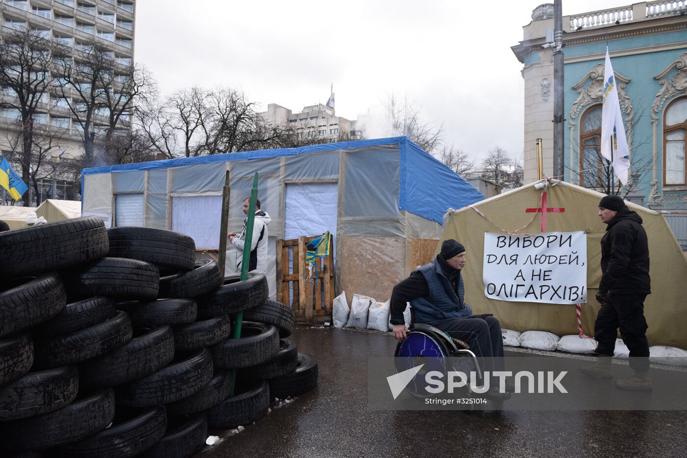 Supporters of Mikheil Saakashvili set up tent camp in the center of Kiev