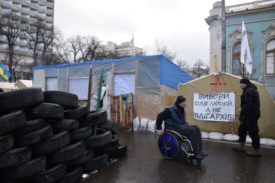 Supporters of Mikheil Saakashvili set up tent camp in the center of Kiev