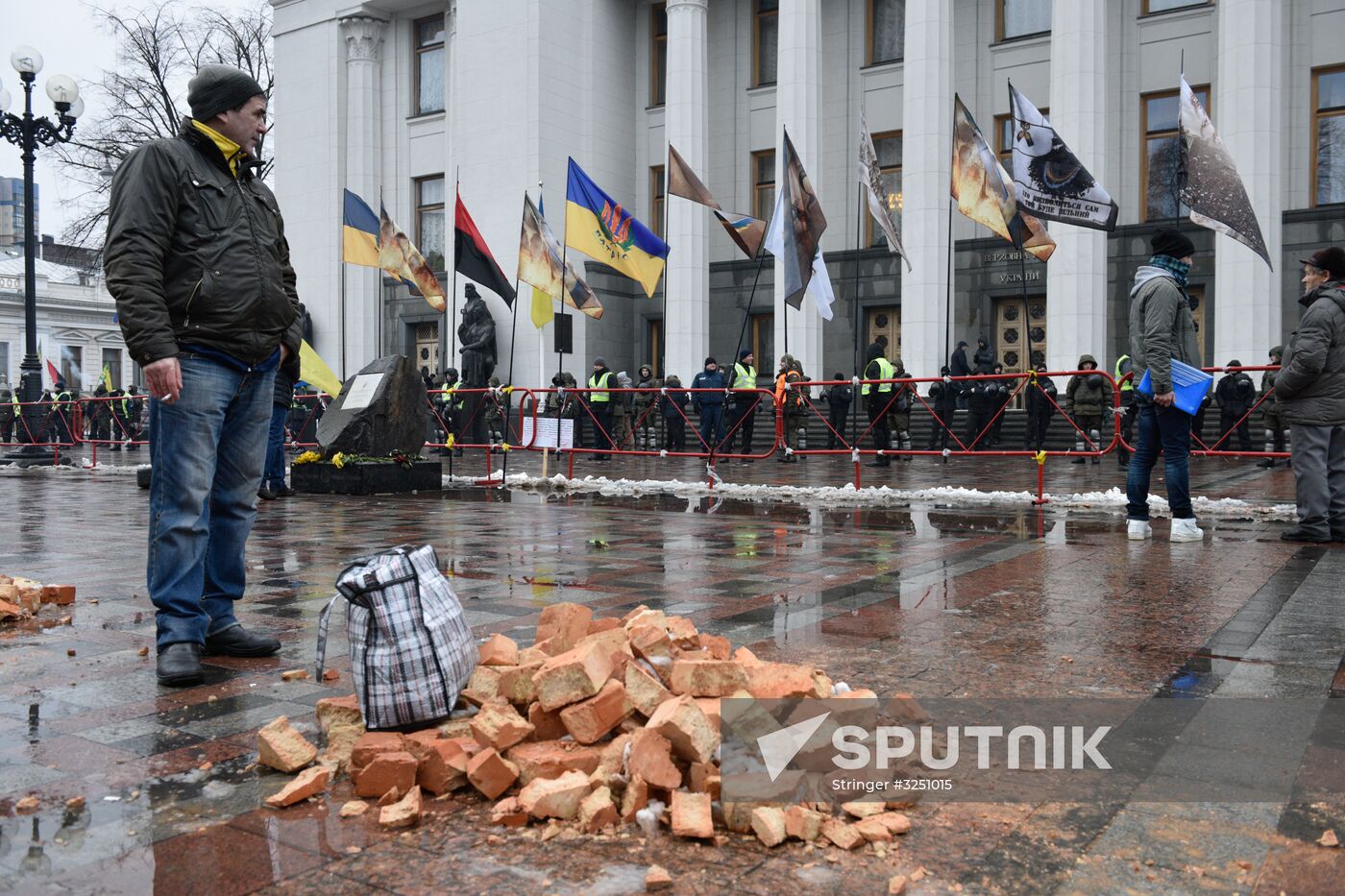 Supporters of Mikheil Saakashvili set up tent camp in the center of Kiev