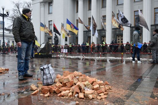 Supporters of Mikheil Saakashvili set up tent camp in the center of Kiev