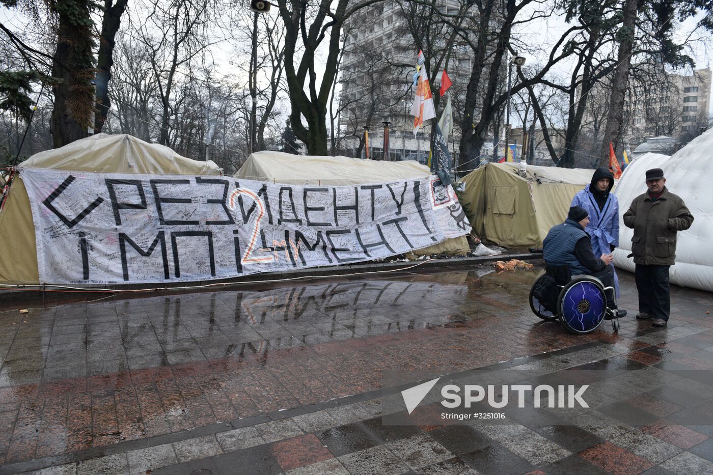 Supporters of Mikheil Saakashvili set up tent camp in the center of Kiev