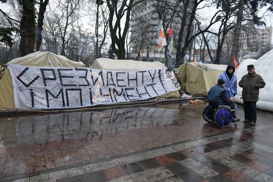 Supporters of Mikheil Saakashvili set up tent camp in the center of Kiev
