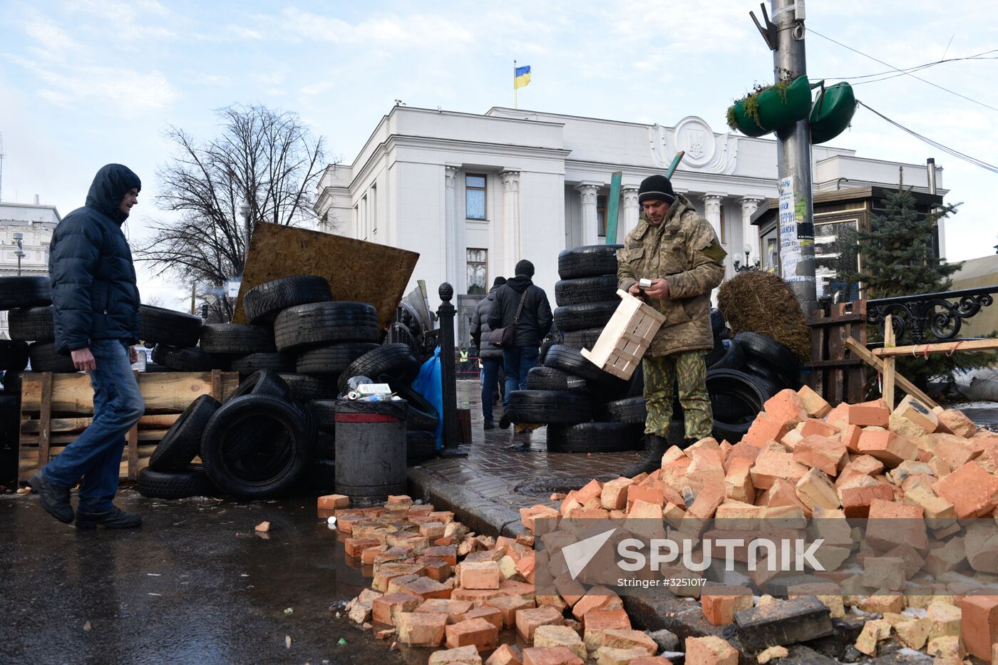 Supporters of Mikheil Saakashvili set up tent camp in the center of Kiev