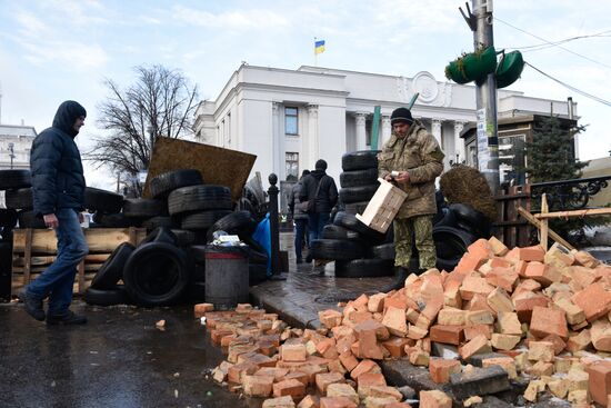 Supporters of Mikheil Saakashvili set up tent camp in the center of Kiev