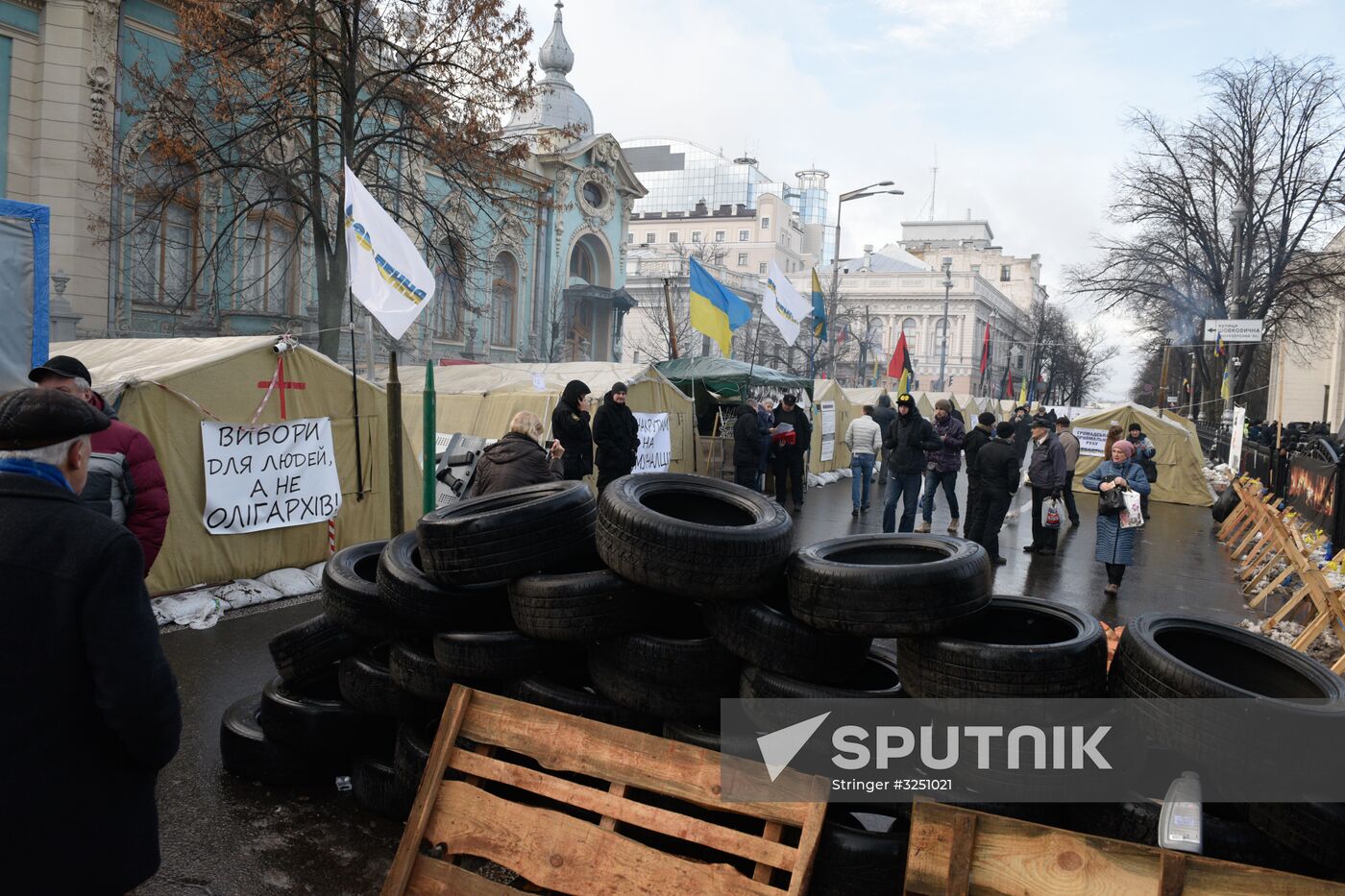 Supporters of Mikheil Saakashvili set up tent camp in the center of Kiev