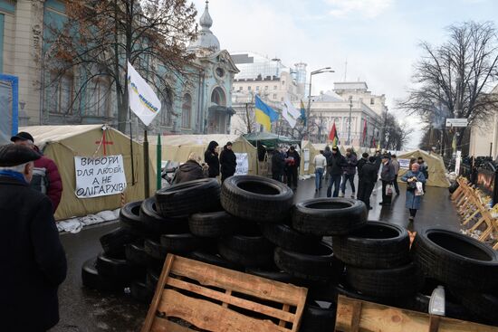 Supporters of Mikheil Saakashvili set up tent camp in the center of Kiev