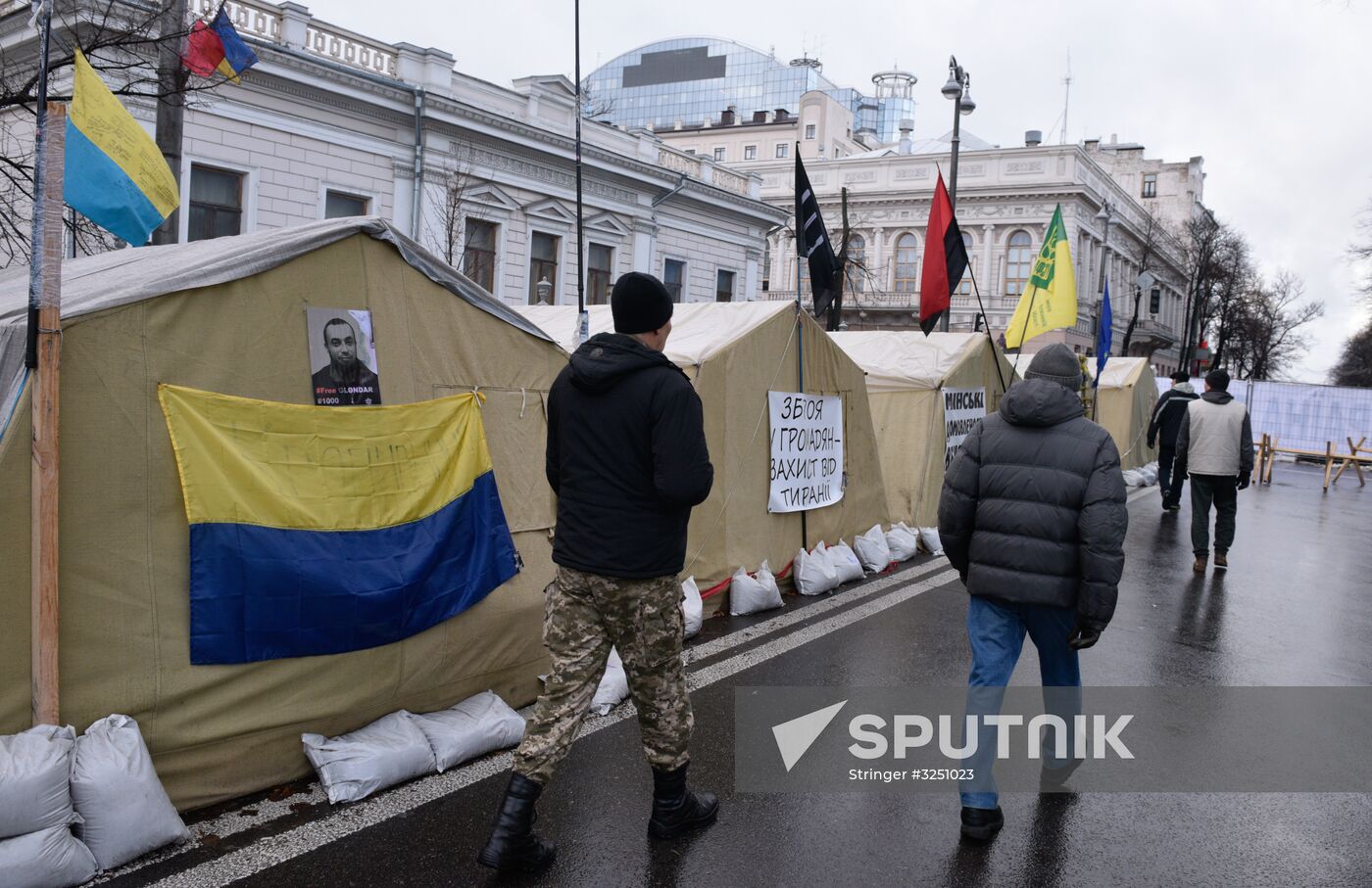 Supporters of Mikheil Saakashvili set up tent camp in the center of Kiev