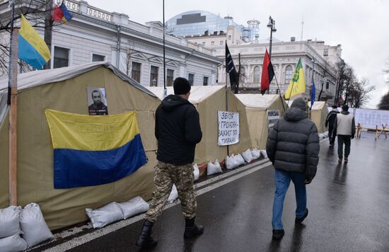 Supporters of Mikheil Saakashvili set up tent camp in the center of Kiev