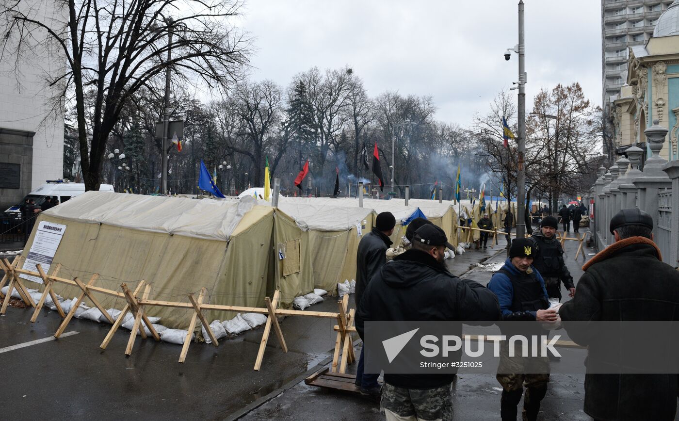 Supporters of Mikheil Saakashvili set up tent camp in the center of Kiev
