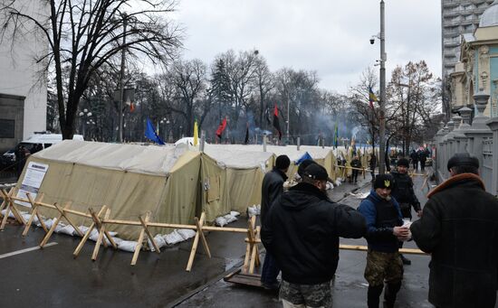 Supporters of Mikheil Saakashvili set up tent camp in the center of Kiev