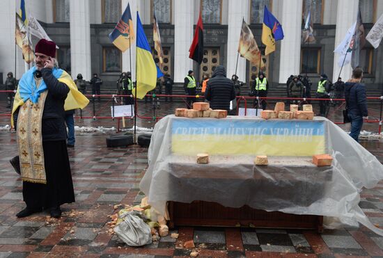 Supporters of Mikheil Saakashvili set up tent camp in the center of Kiev