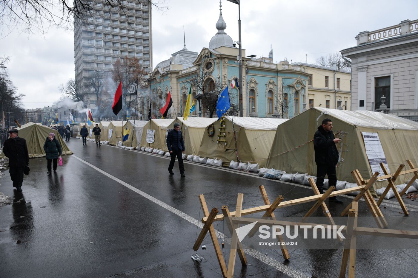 Supporters of Mikheil Saakashvili set up tent camp in the center of Kiev