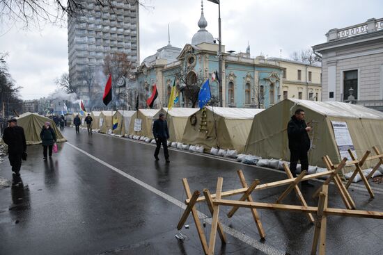 Supporters of Mikheil Saakashvili set up tent camp in the center of Kiev