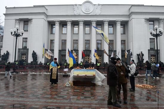 Supporters of Mikheil Saakashvili set up tent camp in the center of Kiev
