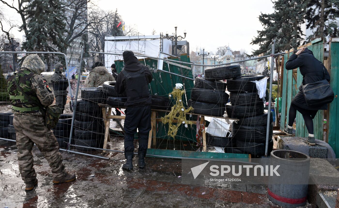 Supporters of Mikheil Saakashvili set up tent camp in the center of Kiev