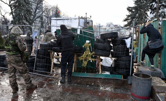 Supporters of Mikheil Saakashvili set up tent camp in the center of Kiev