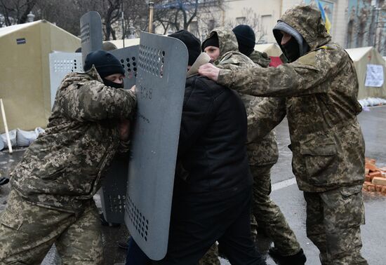 Supporters of Mikheil Saakashvili set up tent camp in the center of Kiev