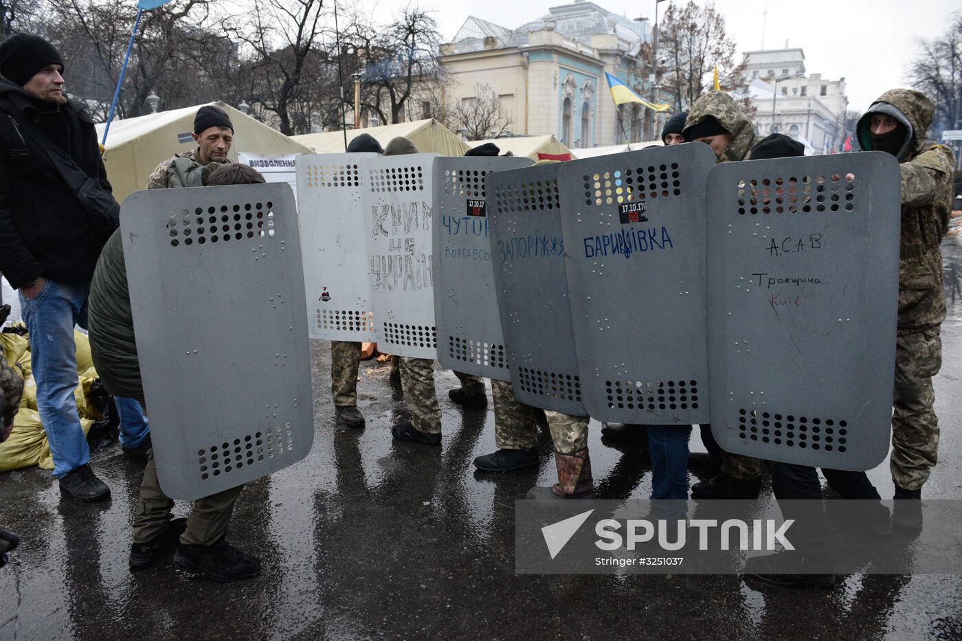 Supporters of Mikheil Saakashvili set up tent camp in the center of Kiev