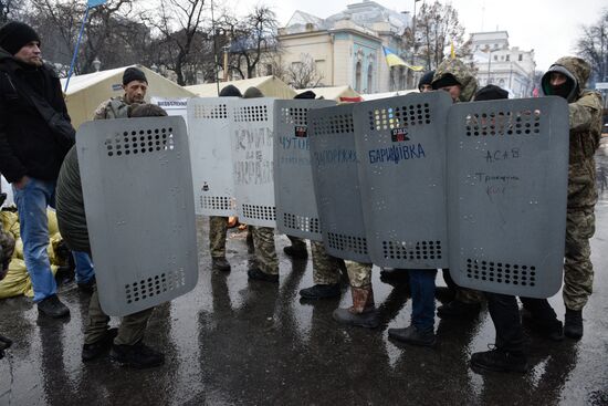 Supporters of Mikheil Saakashvili set up tent camp in the center of Kiev