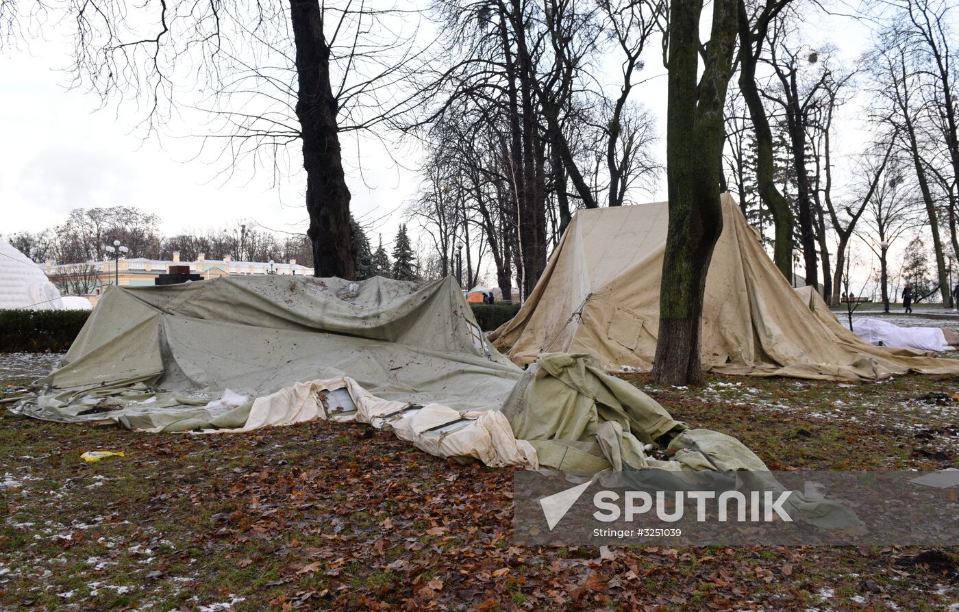 Supporters of Mikheil Saakashvili set up tent camp in the center of Kiev