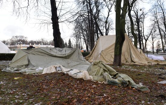Supporters of Mikheil Saakashvili set up tent camp in the center of Kiev