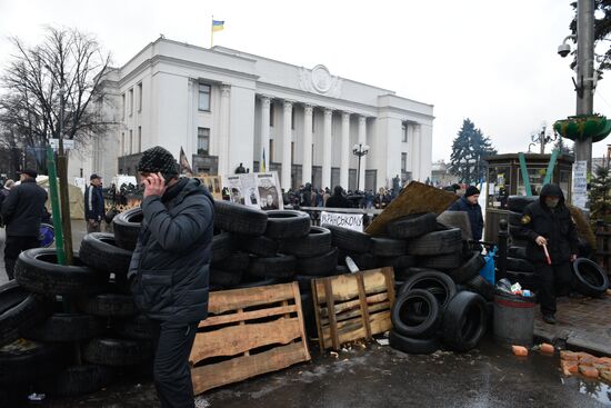 Supporters of Mikheil Saakashvili set up tent camp in the center of Kiev